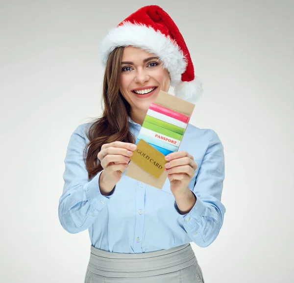 Lachende vrouw reiziger dragen kerst hoed bedrijf paspoort, t — Stockfoto