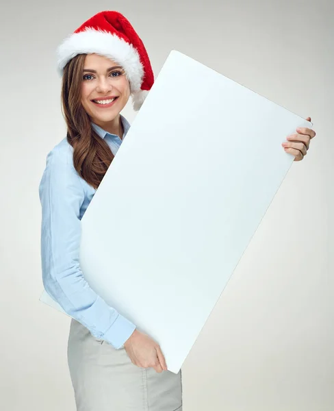 Wanita Mengenakan Topi Natal Memegang Spanduk Putih Besar — Stok Foto
