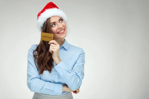 Glücklich lächelnde Geschäftsfrau mit Weihnachtsmütze mit goldenem Credi — Stockfoto