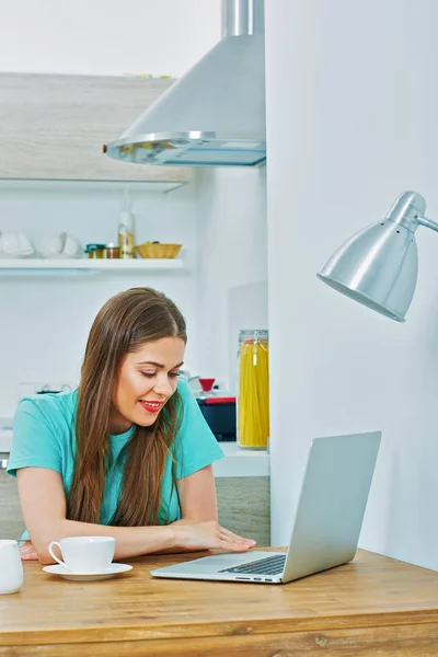 Kvinna Som Dricker Kaffe Medan Arbetar Laptop Kök — Stockfoto