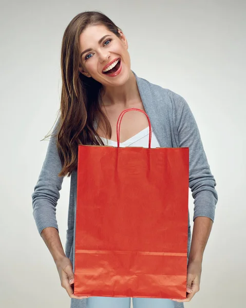 Lächelnde Frau Mit Langen Haaren Hält Rote Einkaufstasche Der Hand — Stockfoto