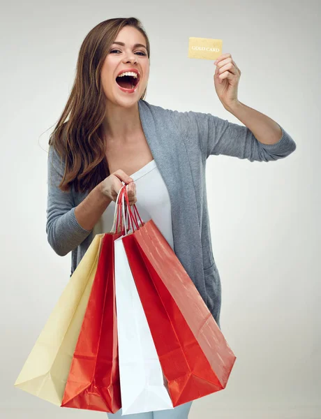 カジュアルを着てショッピング バッグや成功した買い物にクレジット カードを保持している幸せな女 — ストック写真