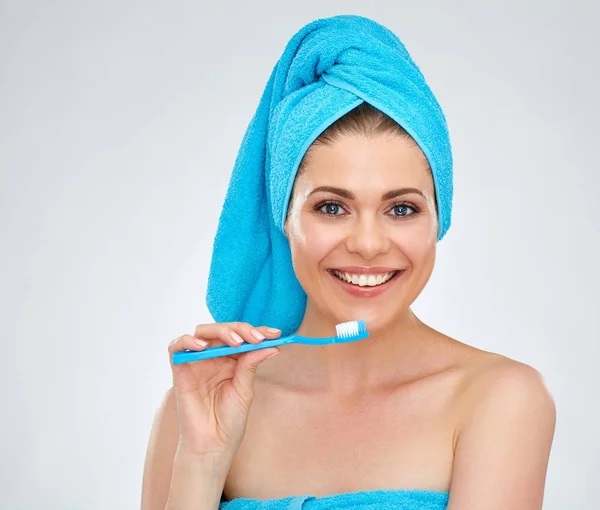 Dientes sanos con mujer sonriente con toallas azules . —  Fotos de Stock