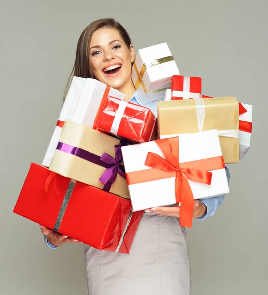 Glückliche Geschäftsfrau Mit Einem Haufen Weihnachtsgeschenkboxen — Stockfoto