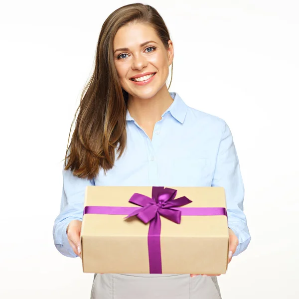 Smiling businesswoman holding paper gift box. — Stock Photo, Image