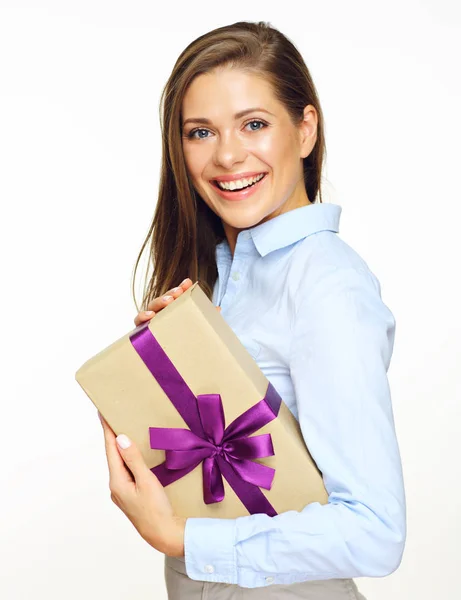 Feliz Mujer Negocios Camisa Azul Sonriendo Mientras Sostiene Caja Regalo —  Fotos de Stock