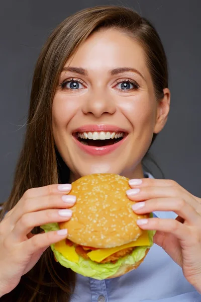 Portret Van Jonge Lachende Vrouw Eten Fastfood Hamburger — Stockfoto