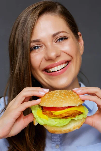 Retrato Jovem Sorridente Mulher Comer Fast Food Hambúrguer — Fotografia de Stock