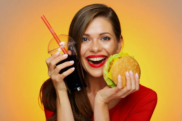 Gelukkige Vrouw Rode Jurk Bedrijf Hamburger Met Cola Glas Gele — Stockfoto