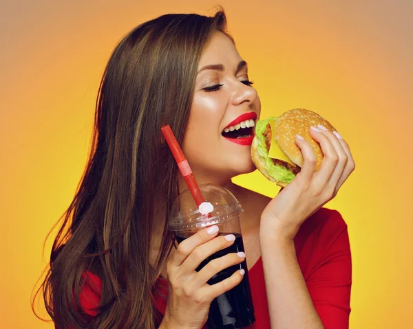 Glückliche Frau Roten Kleid Mit Burger Mit Colaglas Auf Gelbem — Stockfoto
