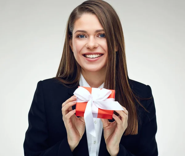 Femme d'affaires souriante portant un costume d'affaires noir tenant petit — Photo