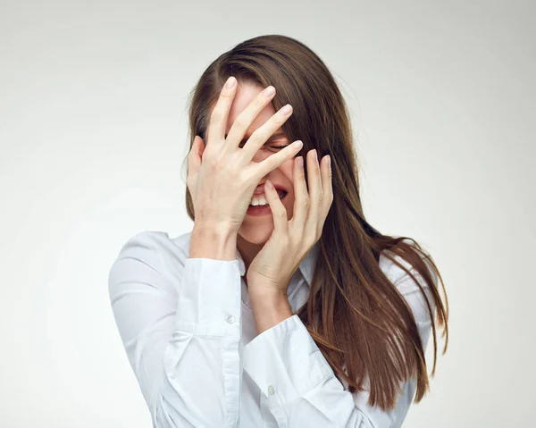 Porträt Einer Brünetten Geschäftsfrau Weißen Hemd Die Das Gesicht Mit — Stockfoto