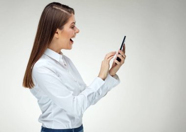 Akıllı telefon kullanarak gülümseyen mutlu işkadını.