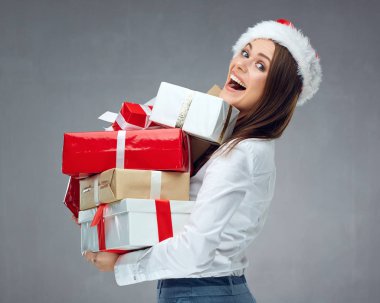 mutlu işkadını yığın Noel hediye kutuları tutarak Noel Baba şapkası