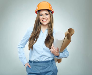 kadın mühendis turuncu koruyucu kask ve kağıt planı tutan mavi gömlek gülümseyen portresi 