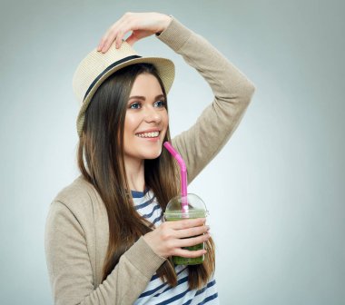 gülümseyen kadın rahat kıyafetler ve yeşil Detoks içme şapka giymiş 