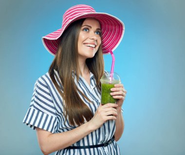 Detoks içecek tutan büyük yaz şapkalı gülümseyen kadın 