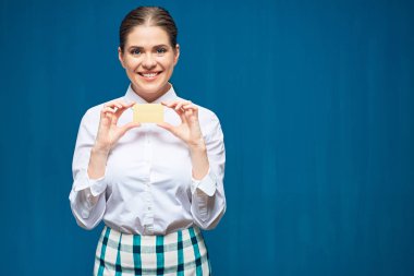 beyaz gömlek ve etek altın kredi kartı gösteren işkadını bağırarak 