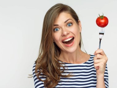Kadın holding domates çatal, kavram diyet üzerinde gülümseyen