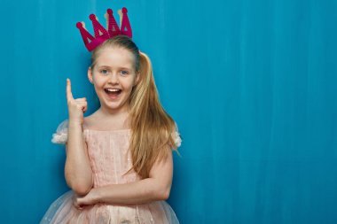 Akıllı kız parmak dayanabiliyor fikir sahip olmak. Mavi duvar 