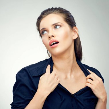 gri arka plan üzerinde siyah shirtdress güzel genç kadın portresi