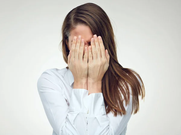 Retrato Mujer Negocios Morena Camisa Blanca Cubriendo Cara Con Las — Foto de Stock