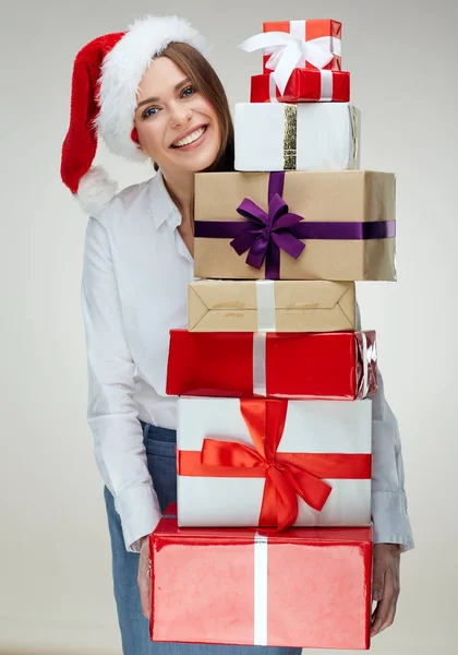 Glückliche Geschäftsfrau Mit Weihnachtsmütze Die Einen Haufen Weihnachtsgeschenkboxen Der Hand — Stockfoto