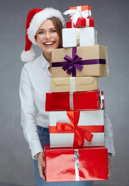 Glad Affärskvinna Santa Hatt Hålla Högen Christmas Presentaskar — Stockfoto