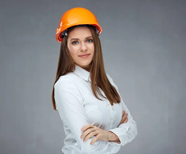 Lächelnde Selbstbewusste Bauarbeiterin Weißem Hemd Und Schutzhelm Mit Verschränkten Armen — Stockfoto