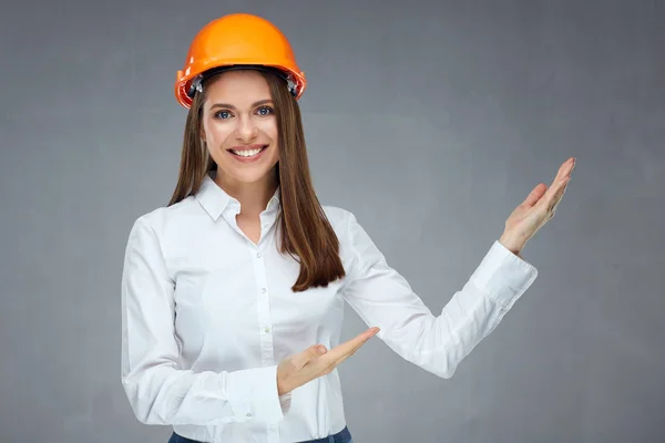 Mujer Constructora Positiva Casco Protector Apuntando Con Las Manos Espacio — Foto de Stock