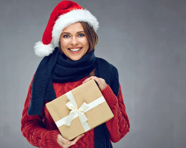 Moș Crăciun fericit fată care deține cadou de Crăciun, purtând pălărie roșie . — Fotografie, imagine de stoc