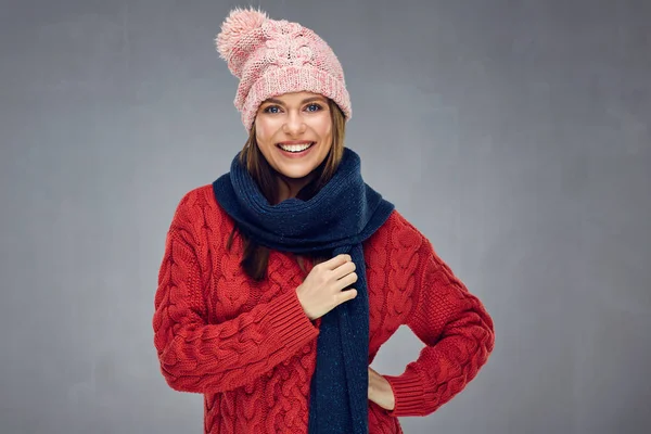 Mosolygó nő visel kötött pulóver, téli sál és kupa. — Stock Fotó