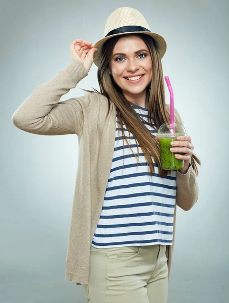 笑顔の女性を着たカジュアルな服と帽子緑デトックス飲み物を飲む — ストック写真