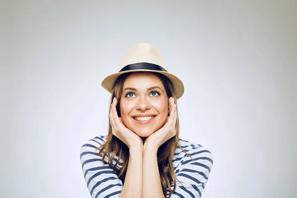 Retrato Mujer Sonriente Con Sombrero Hipster Tocando Cara — Foto de Stock