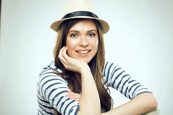 Mujer Con Camisa Rayas Sombrero Hipster Sentado Cerca Fondo Pared — Foto de Stock