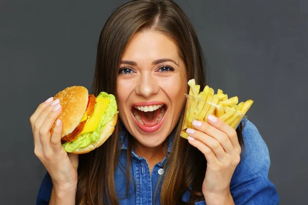 Lachende vrouw met frietjes met burge — Stockfoto