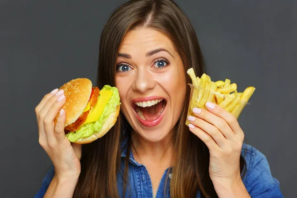 햄버거와 튀김을 청바지 셔츠에 — 스톡 사진