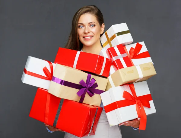 Glückliche Geschäftsfrau Mit Einem Haufen Weihnachtsgeschenkboxen — Stockfoto