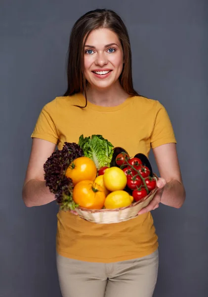 Kobieta trzyma Wiklinowy kosz z owocami — Zdjęcie stockowe