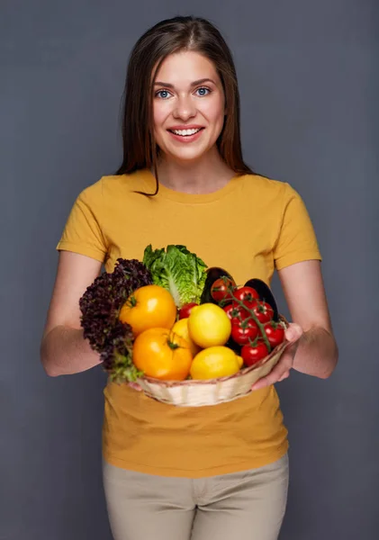 Mulher segurando cesta de vime com frutas — Fotografia de Stock