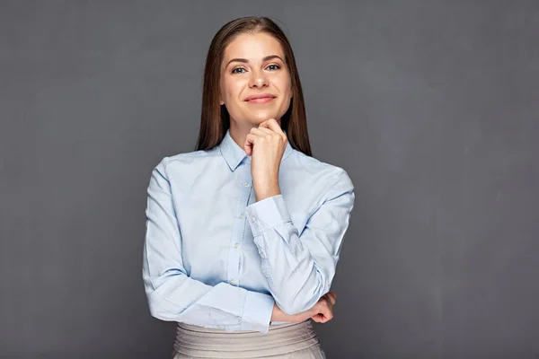 Exitosa Mujer Negocios Ropa Oficina Mirando Cámara Sobre Fondo Gris — Foto de Stock