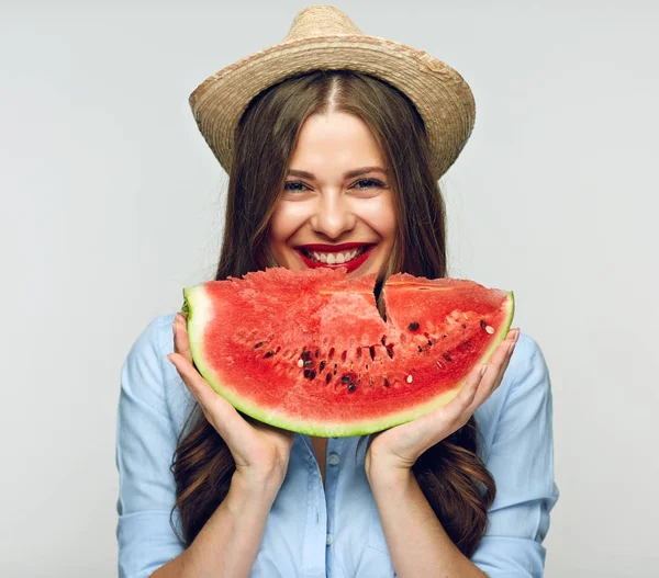 Lächelnde Frau Mit Roten Lippen Mexikanischen Stil Hut Essen Wassermelone — Stockfoto