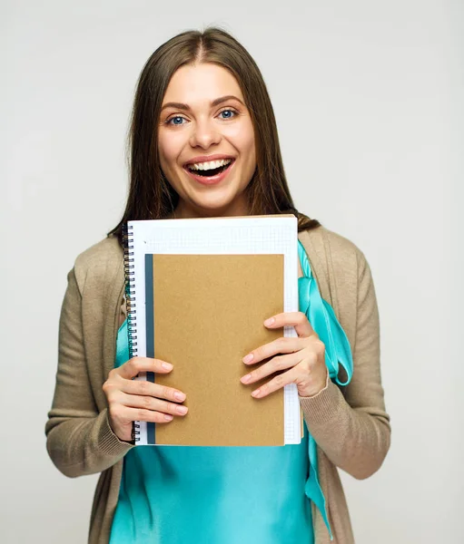 Lachende student meisje houden werkboek. — Stockfoto