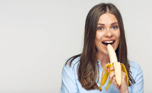 Mulher de negócios bonita segurando banana . — Fotografia de Stock