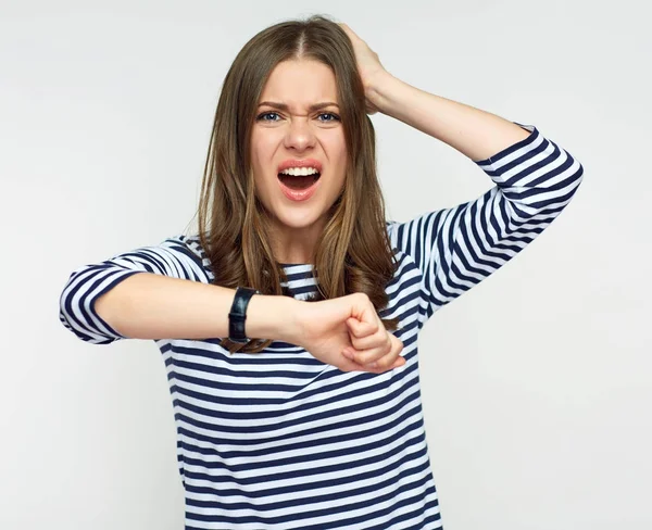 Schockierte Frau Mit Uhr Lässig Gestreiftem Hemd Die Auf Hellem — Stockfoto