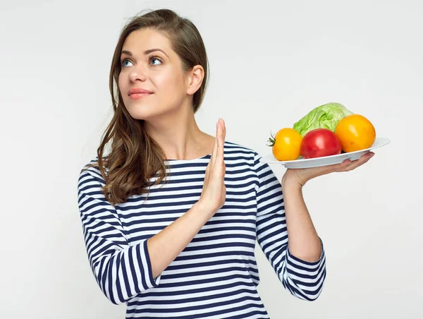 여자 먹는 야채를 거부 합니다. 격리 된 초상화. — 스톡 사진