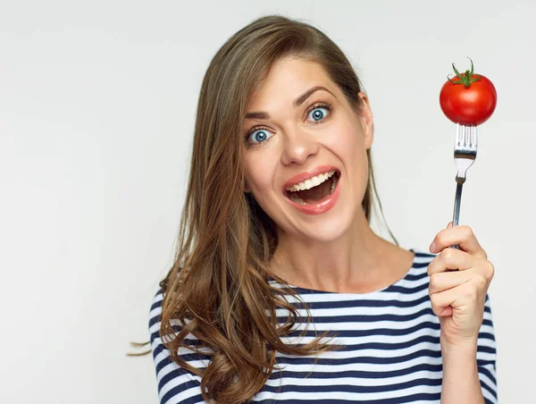 Kadın holding domates çatal, kavram diyet üzerinde gülümseyen