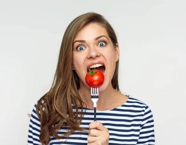 Mujer Sonriente Sosteniendo Tomate Tenedor Concepto Dieta — Foto de Stock