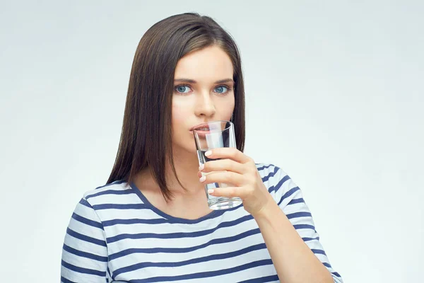 Mooie Lachende Jonge Vrouw Houden Waterglas Geïsoleerd Witte Achtergrond — Stockfoto