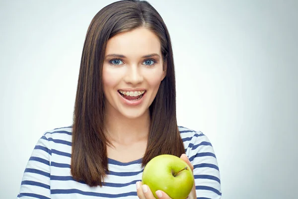 Kvinna med hängslen holding apple — Stockfoto